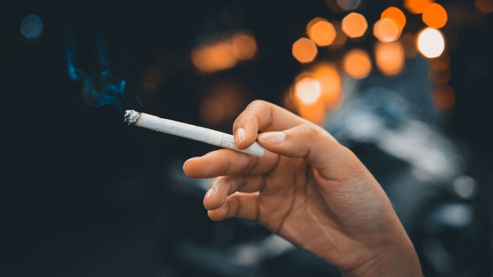Un cigarrillo en la mano de una persona