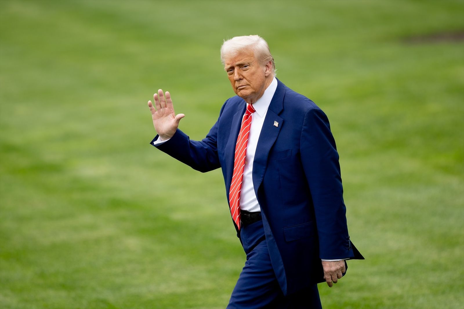 Donald Trump caminando para abordar el Marine One en la Casa Blanca