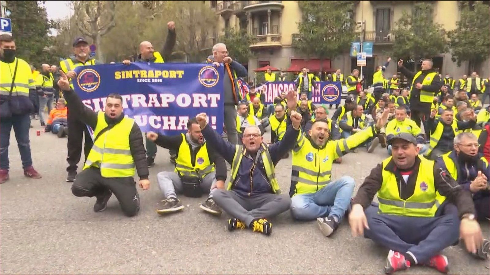 Los transportistas intensifican sus protestas en Barcelona y Sevilla
