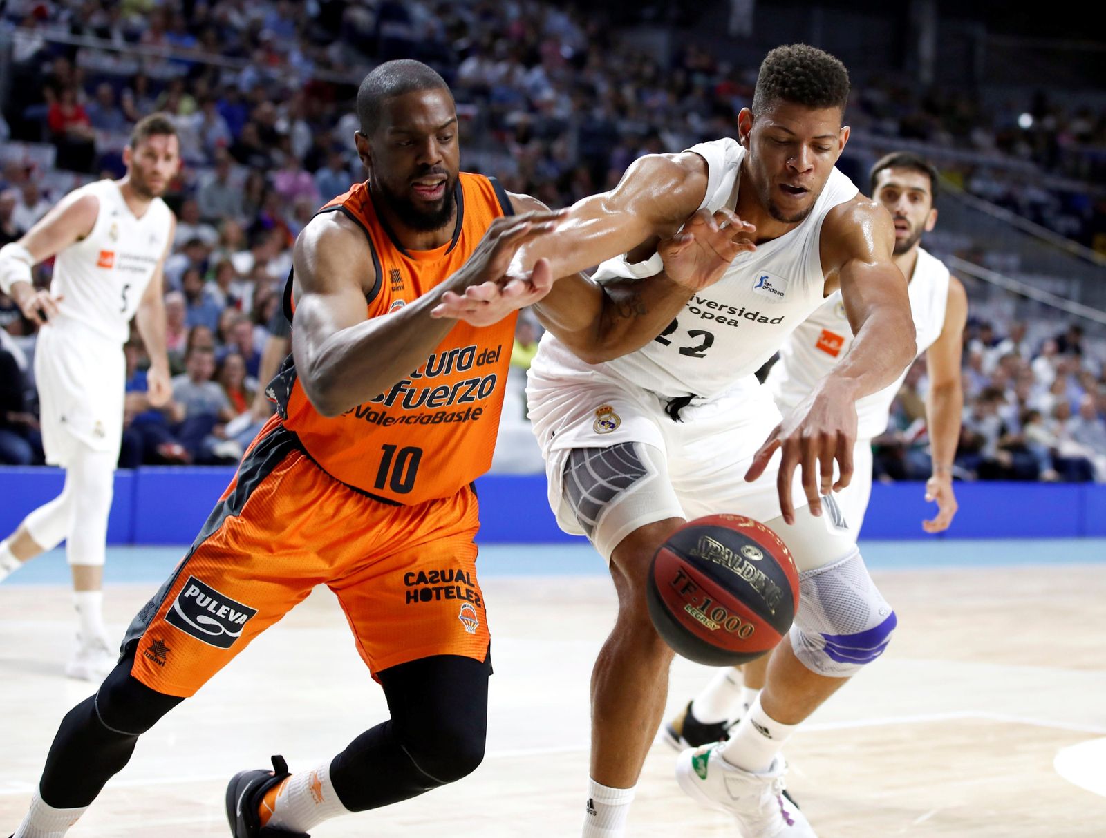 Tavares ante el Valencia Basket