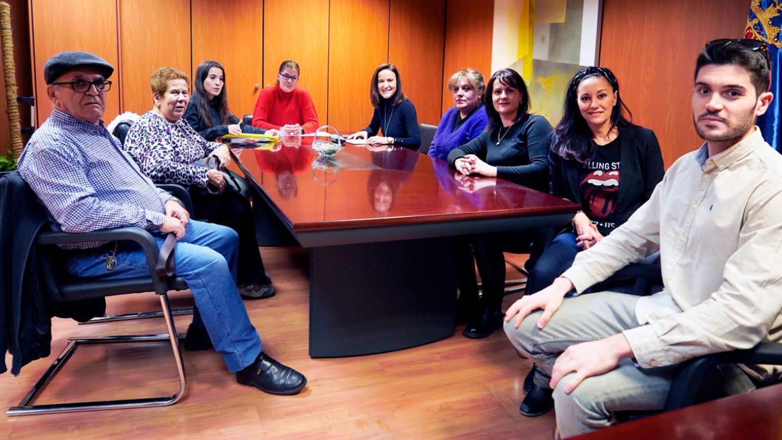 Noelia Posse, alcaldesa de Móstoles, con sus vecinos