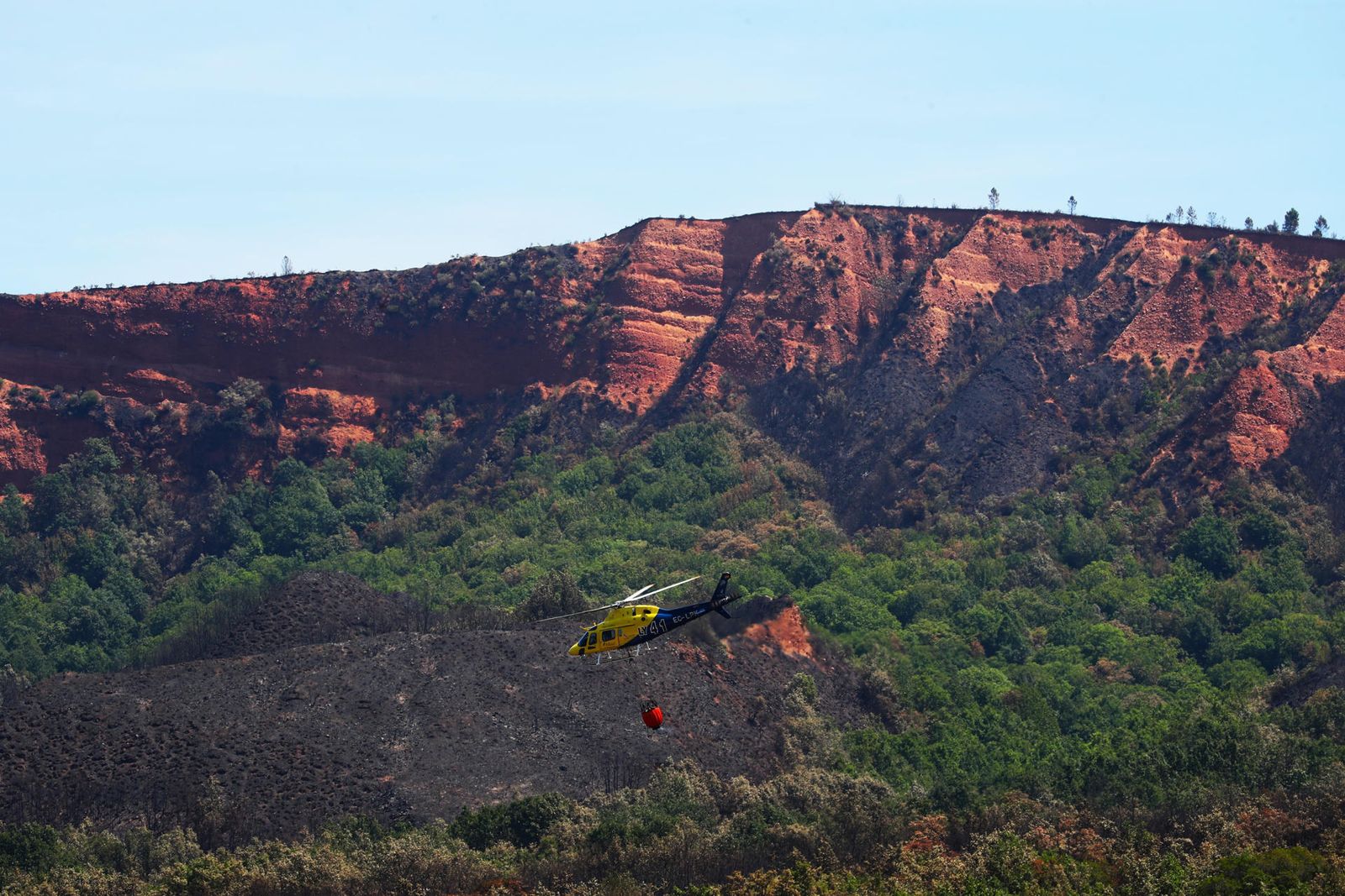 Medios aéreos trabajan en el incendio forestal de Veguellina, en el municipio de Villafranca del Bierzo