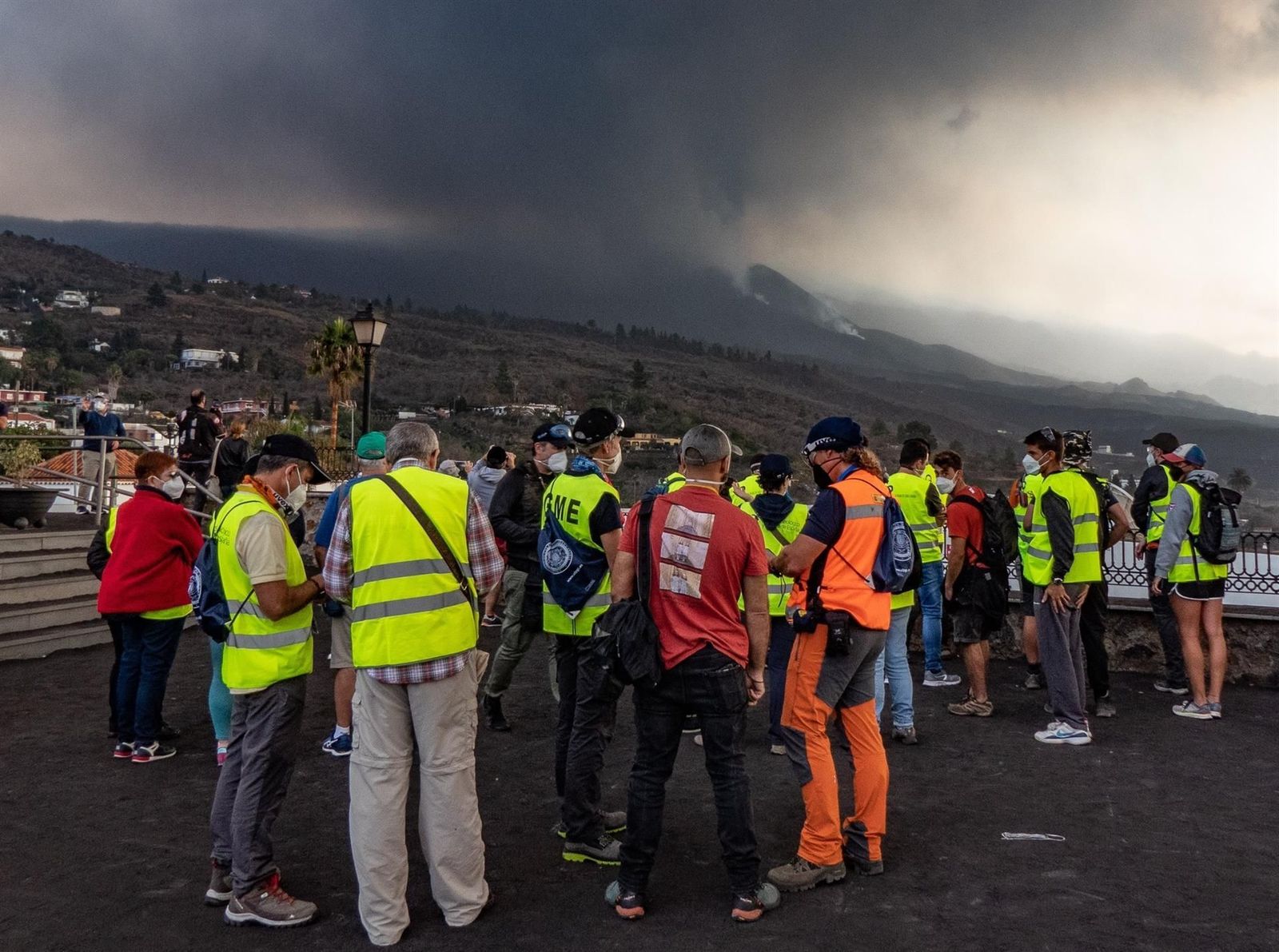 Ondas de choque, lava fluida, explosiones, nubes de ceniza... el volcán de La Palma no cesa de rugir