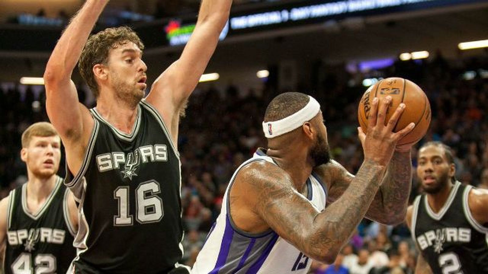 Pau Gasol tira de los Spurs y Marc de los Grizzlies