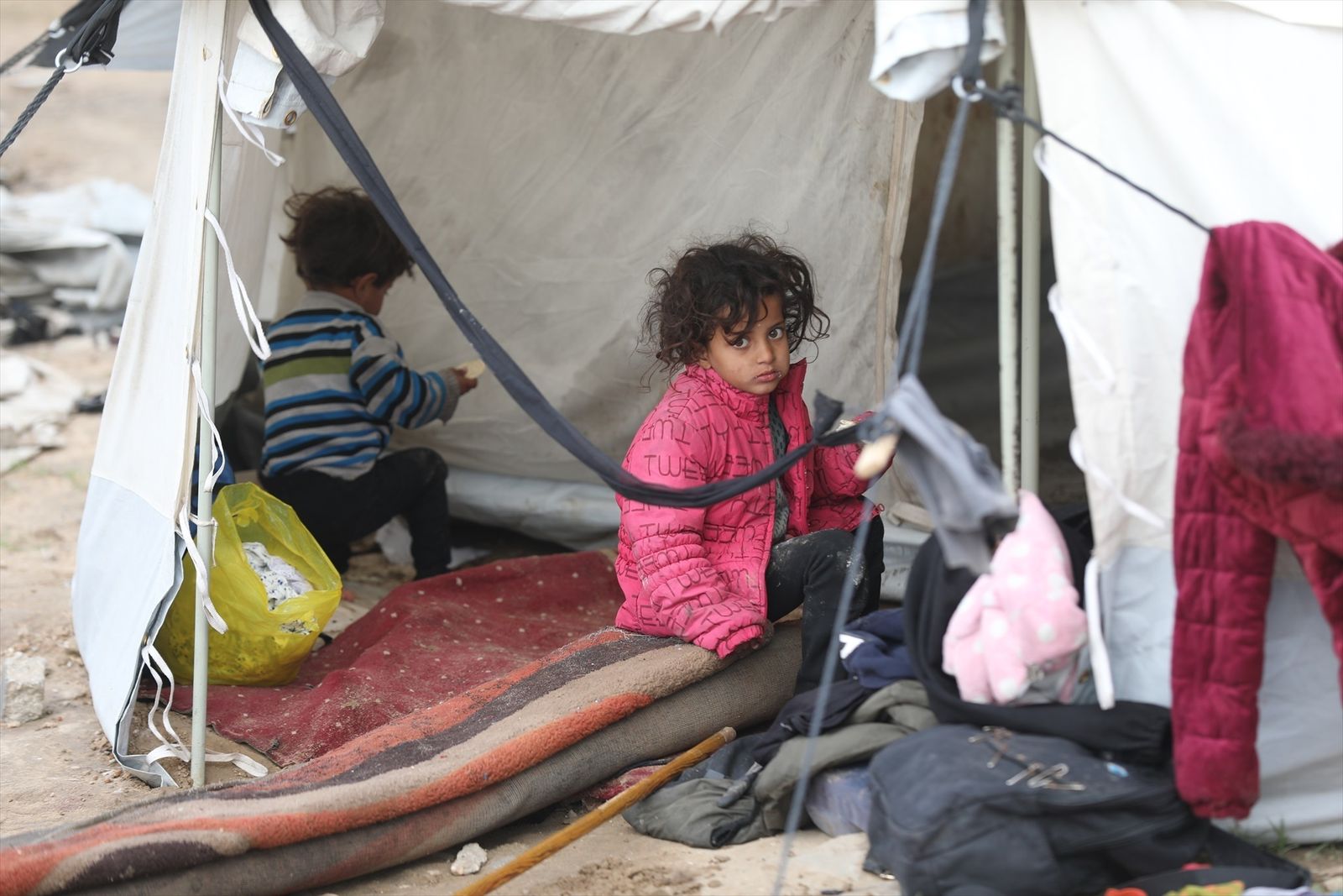 Niños en el interior de una tienda en el campo de refugiados de  Nusairat, en la Franja de Gaza