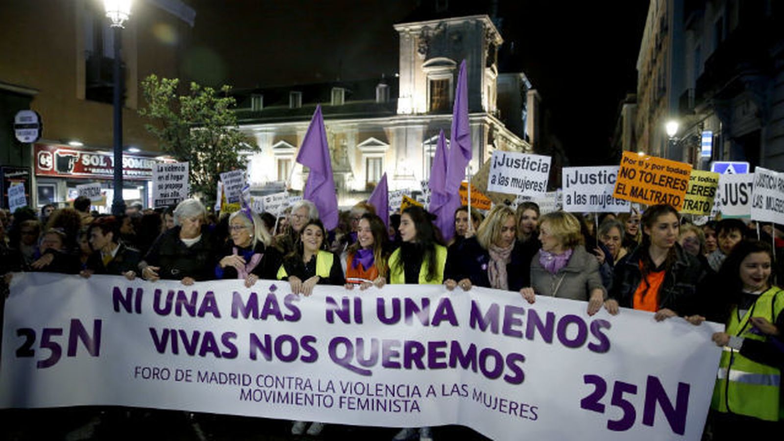 Vista general de la manifestación que ha recorrido el centro de Madrid contra la violencia de género