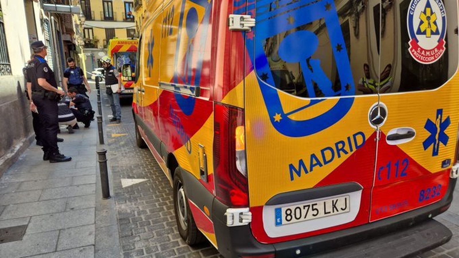 Equipos de emergencia en el lugar del accidente laboral de la calle del Oso, en Madrid