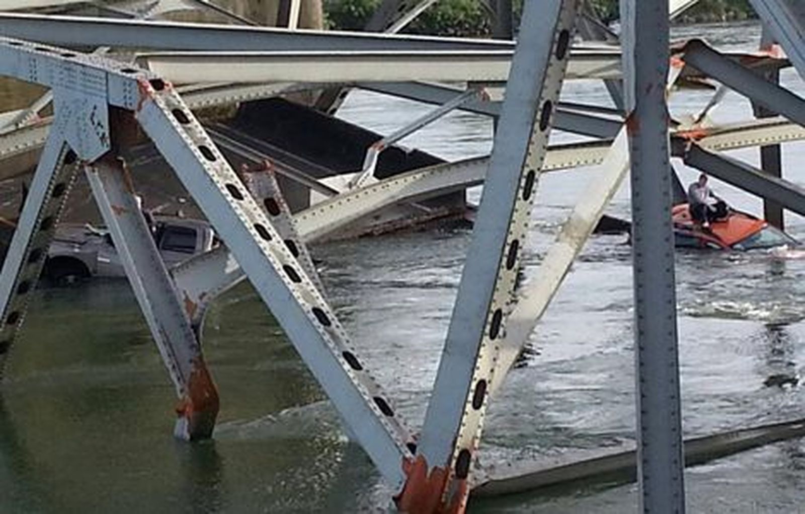 Se cae un puente con varios vehículos