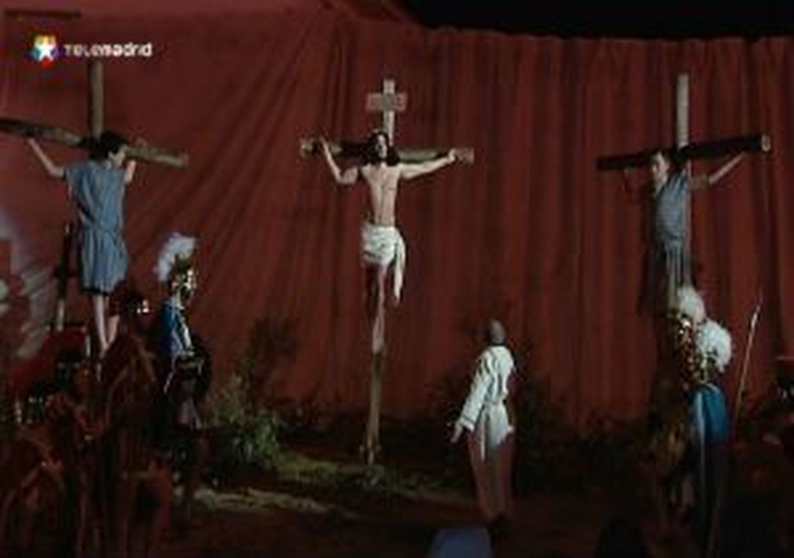 250 vecinos representan La Pasión de Cristo en Carabaña