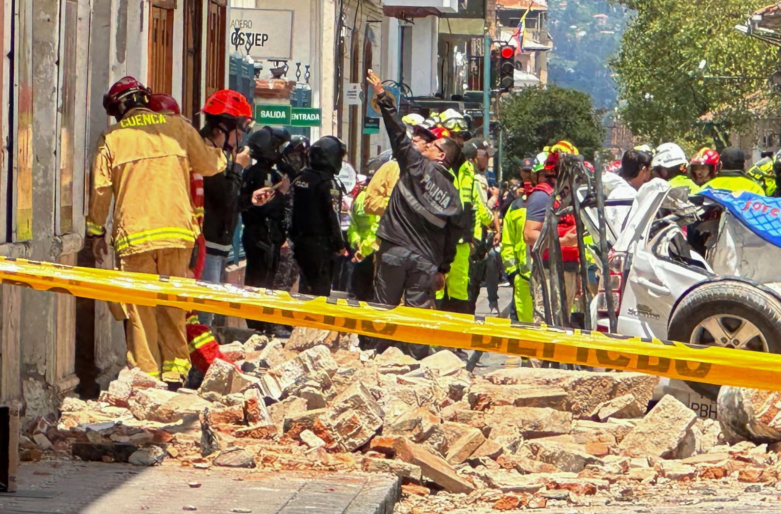 Catorce fallecidos y más de un centenar de heridos  por un seismo de 6,5 en Ecuador