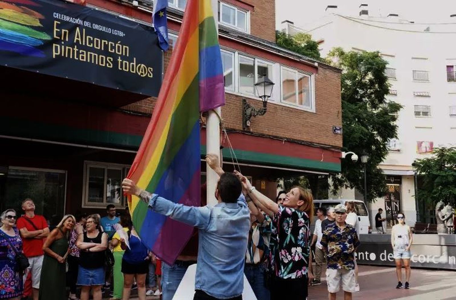 Izado de la bandera LGTBI en Alcorcón