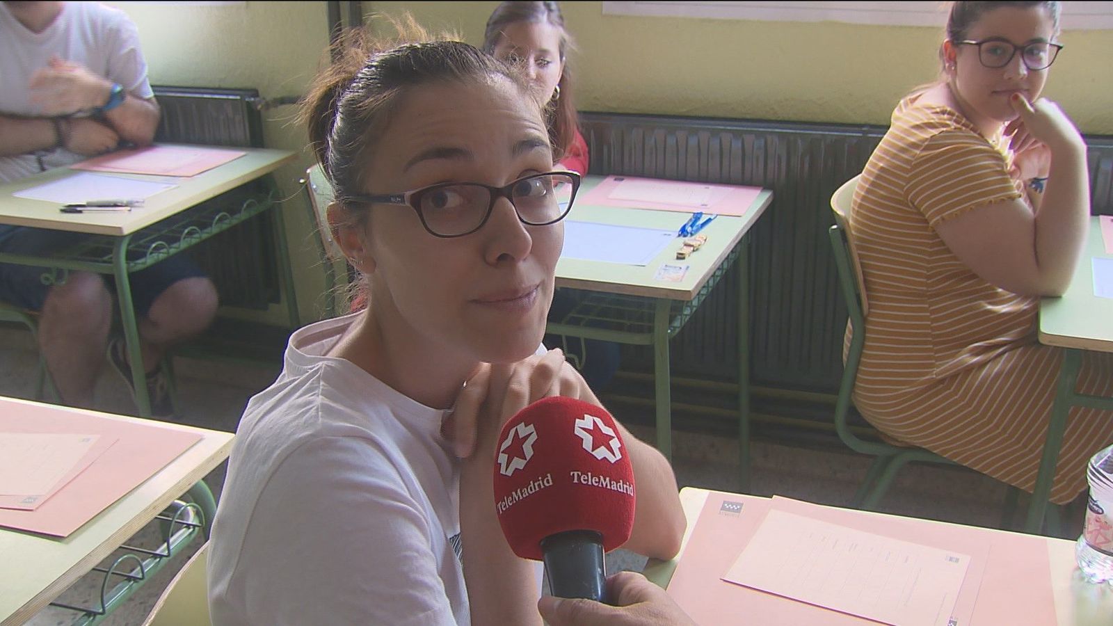 Ilusión y nervios durante las oposiciones a maestros en Madrid