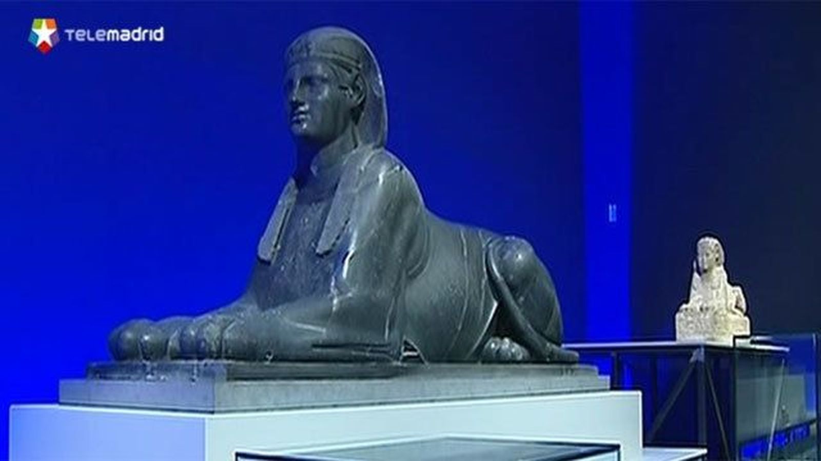 Madrid exhibe por primera vez los "escandalosos" babuinos egipcios del Louvre