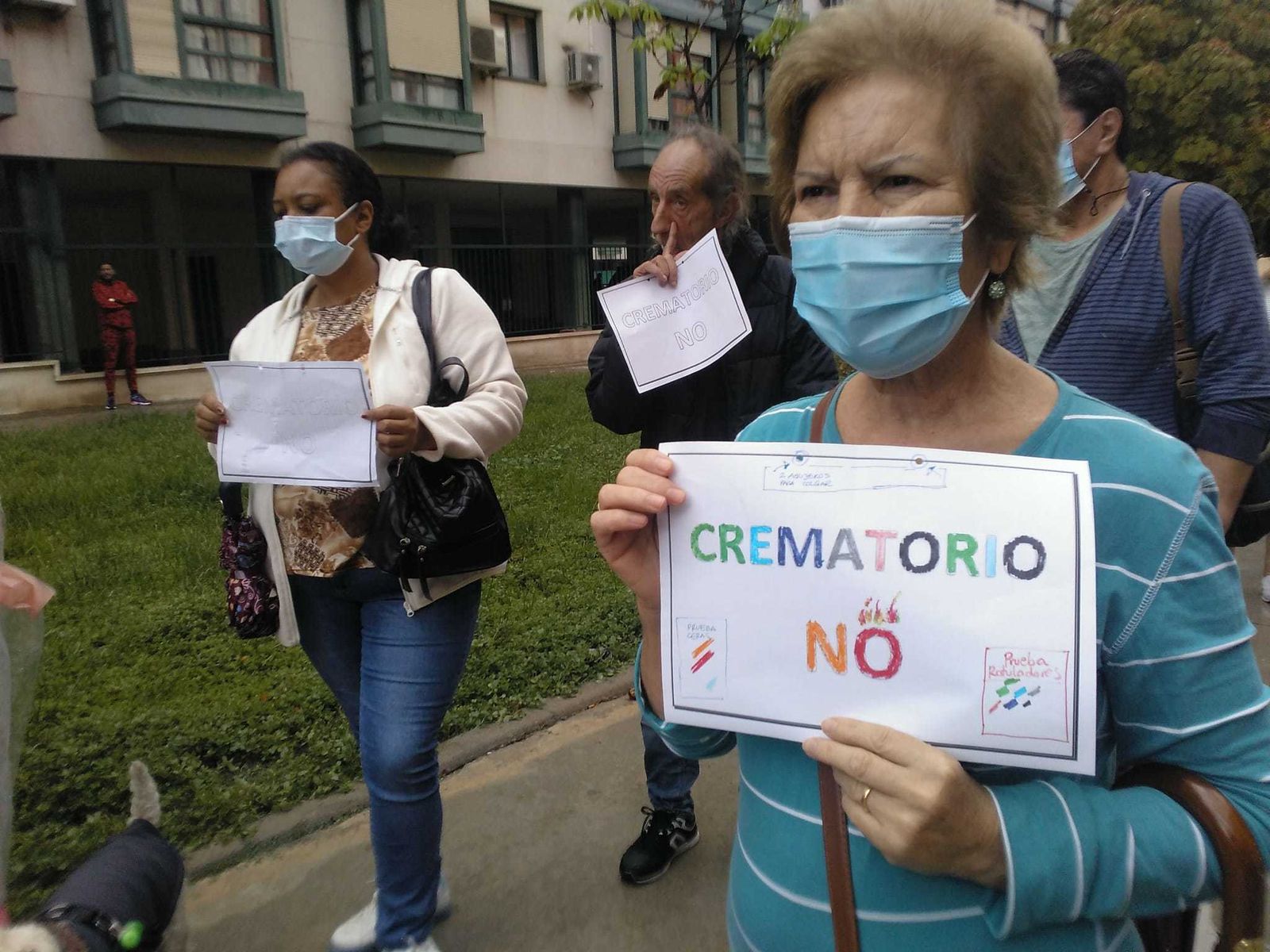 Participantes en una manifestación contra el crematorio de la M-40