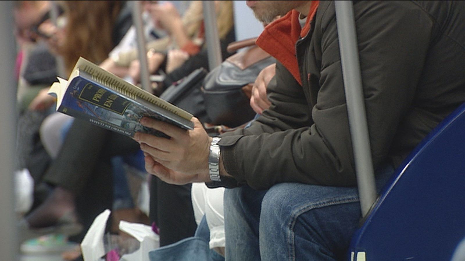 Las mujeres leen más y aumentan la brecha de lectura con los hombres