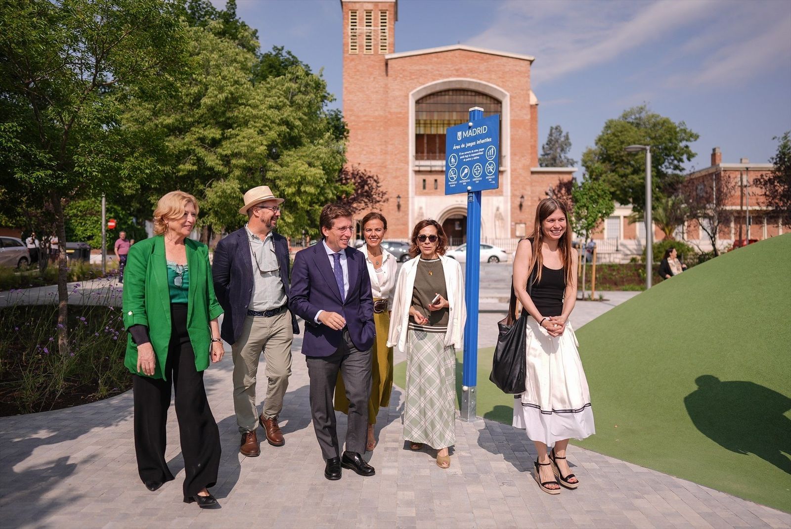 Almeida visita la remodelada plaza de San Cristóbal, que cuenta con más árboles y una fuente transitable