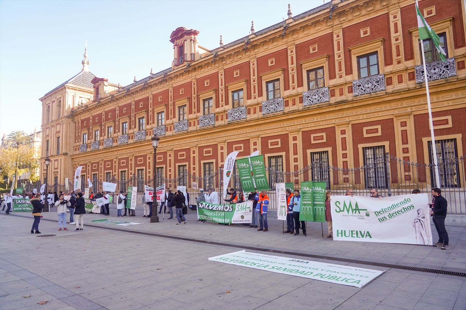 Concentración de médicos andaluces a las puertas del Palacio de San Telmo