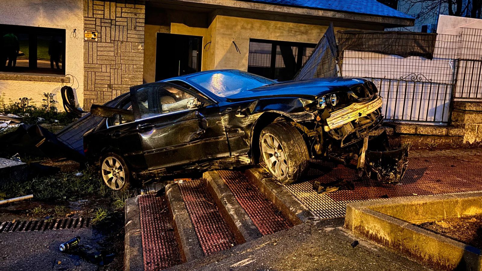 Imagen del vehículo empotrado en una vivienda tras salirse de de la carretera de Moralzarzal