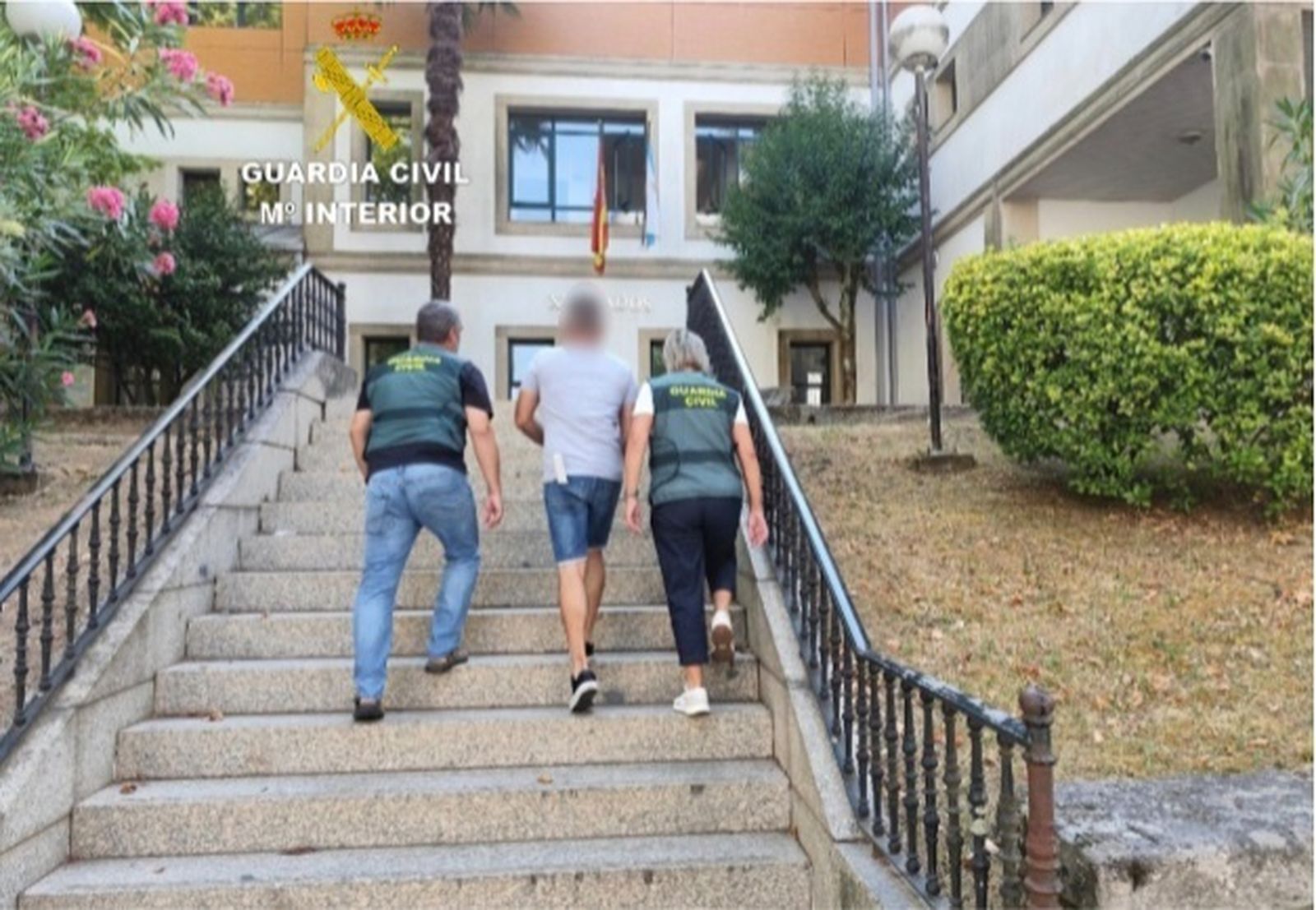 Agentes de la Guardia Civil detienen al supuesto santero del sexo de Pontevedra