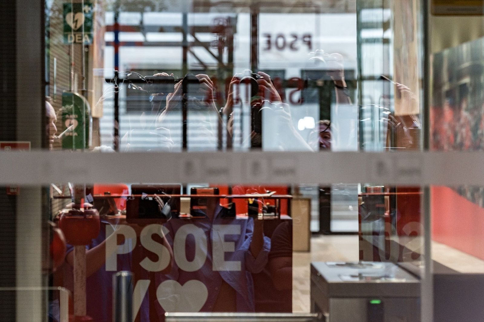 La UCO registra la sede socialista de Ferraz y los domicilios de Cerdán, Gaspar Zarrías y Pérez Dolset