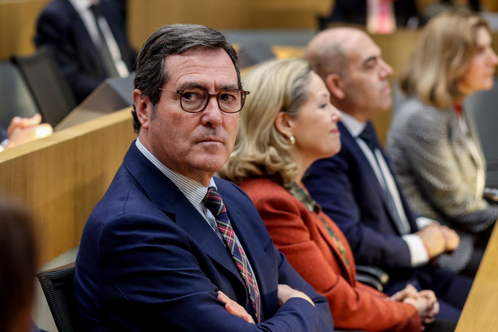 El presidente de la CEOE, Antonio Garamendi, junto a la vicepresidenta primera y ministra de Asuntos Económicos y Transformación Digital, Nadia Calviño, y el presidente de ATA, Lorenzo Amor