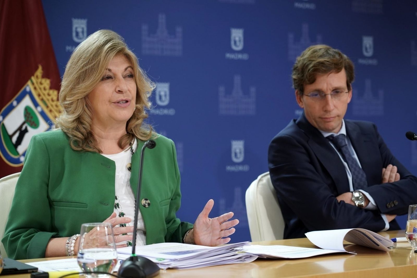 La delegada de Hacienda del Ayuntamiento de Madrid, Engracia Hildago, junto al alcalde de la capital, José Luis Martínez-Almeida