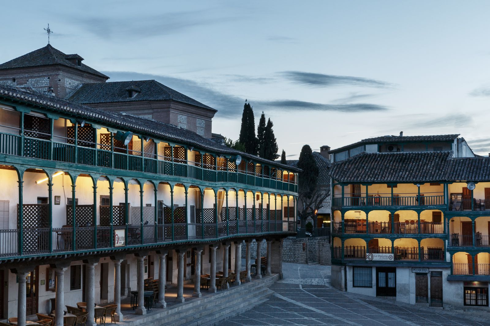 La plaza porticada de Chinchón al atardecer