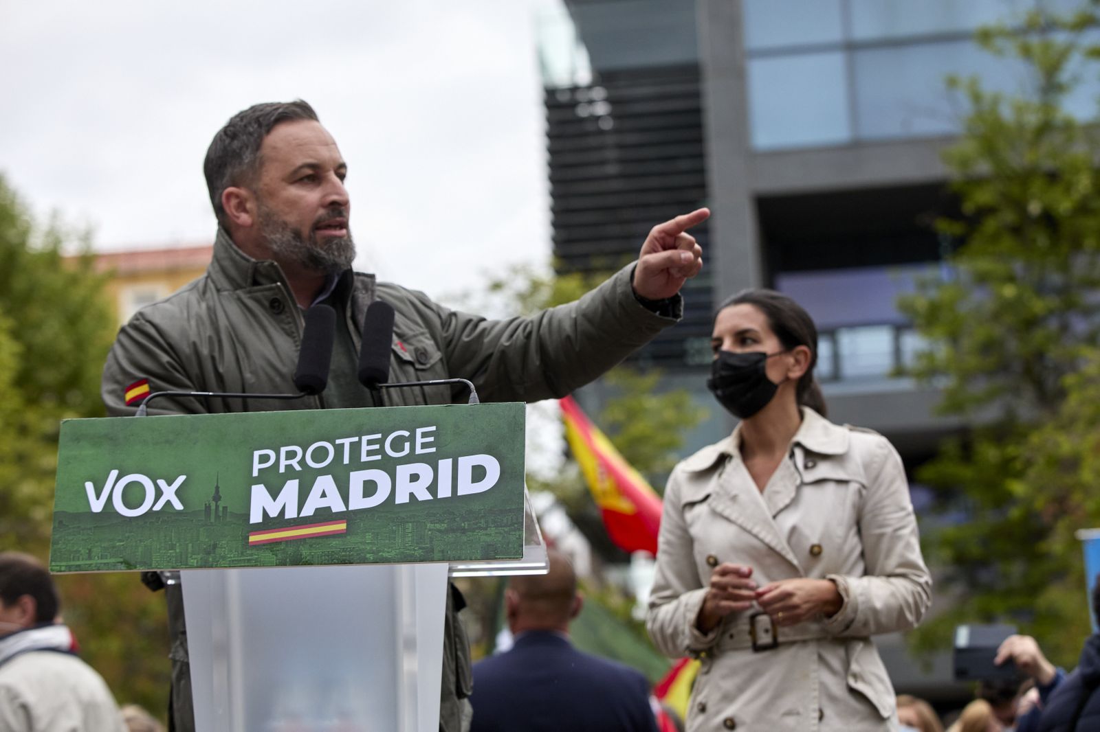 Santiago Abascal y Rocío Monasterio durante el mitin de este martes en Retiro