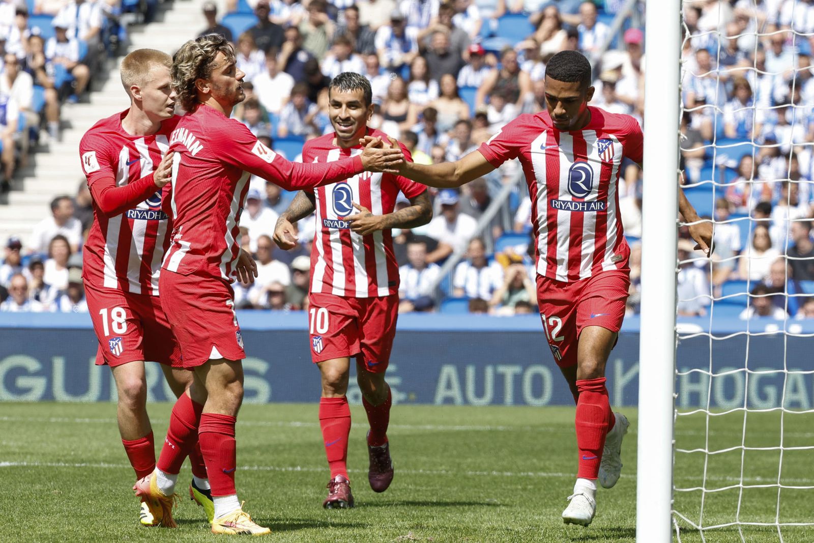 Griezmann felicita a Lino por su gol en Anoeta