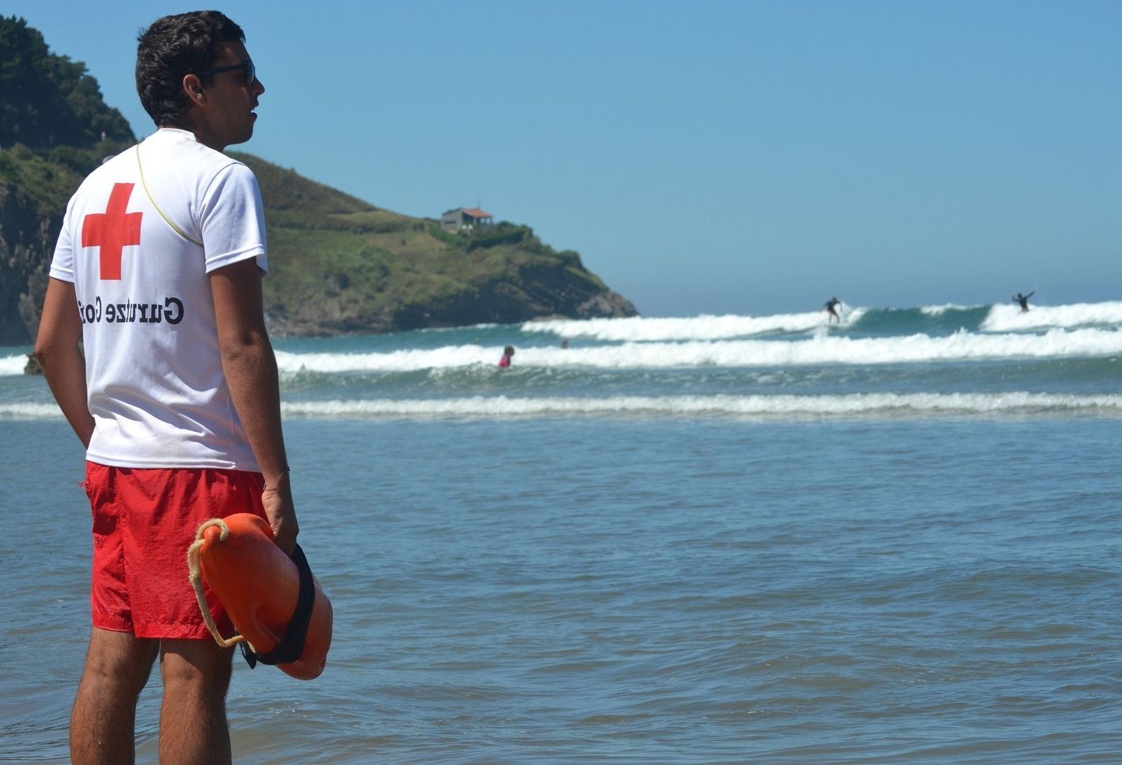 Socorrista de Cruz Roja en una playa