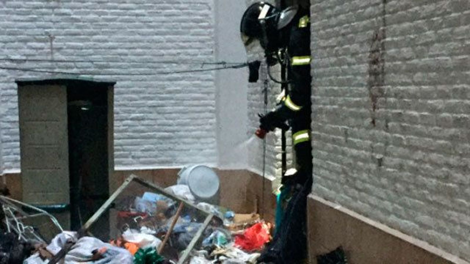 Tres intoxicados leves en el incendio de una vivienda llena de basuras en Delicias