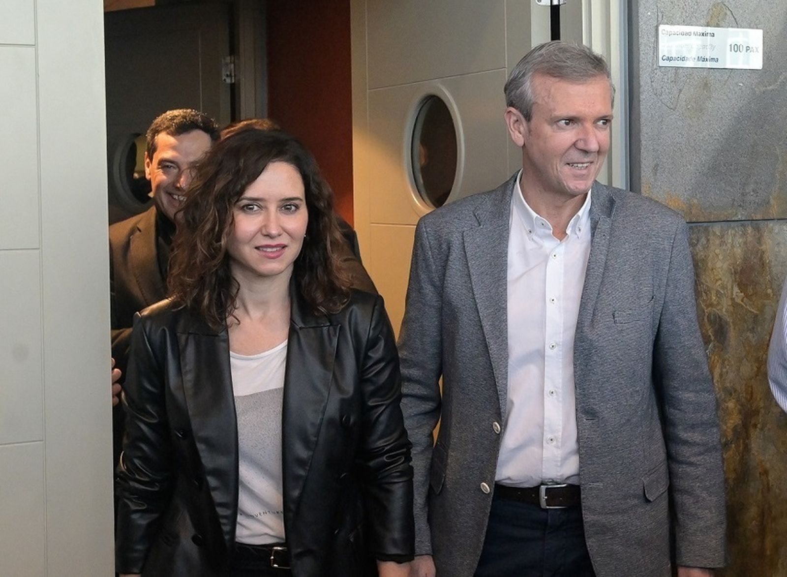 La presidenta regional, Isabel Díaz Ayuso y el candidato del PP a la reelección como presidente de la Xunta de Galicia, Alfonso Rueda
