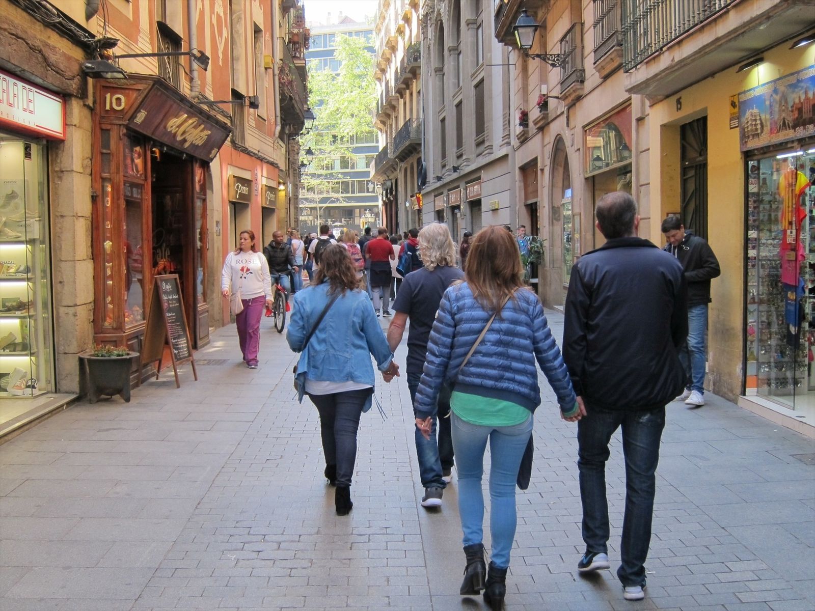 Gente paseando por Barcelona