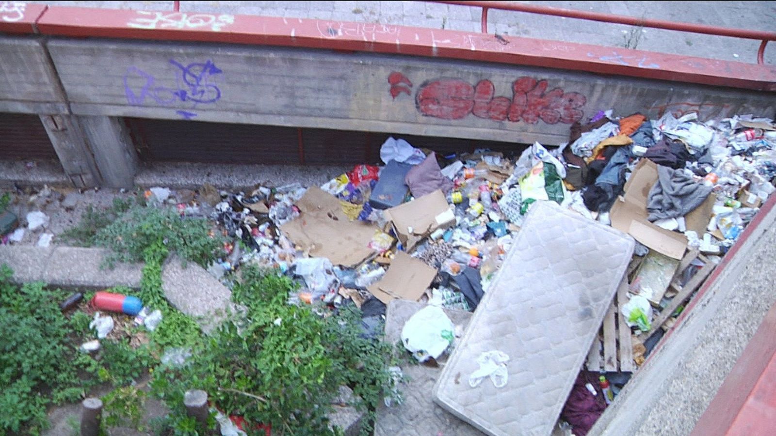 Un estercolero en los bajos de Azca, el hogar de dos jóvenes