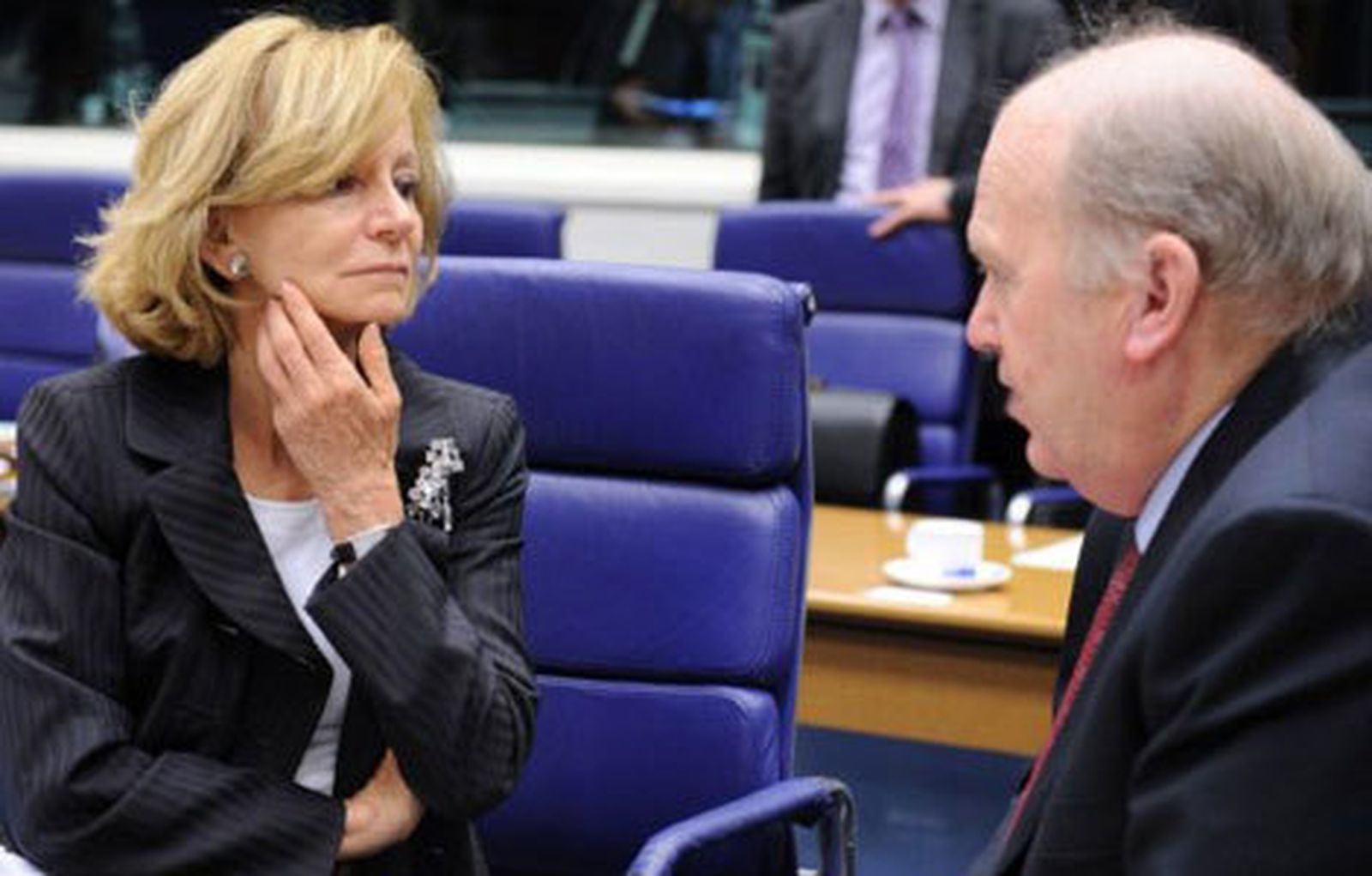 Elena Salgado habla con su homólogo irlandés en una cumbre del Ecofin