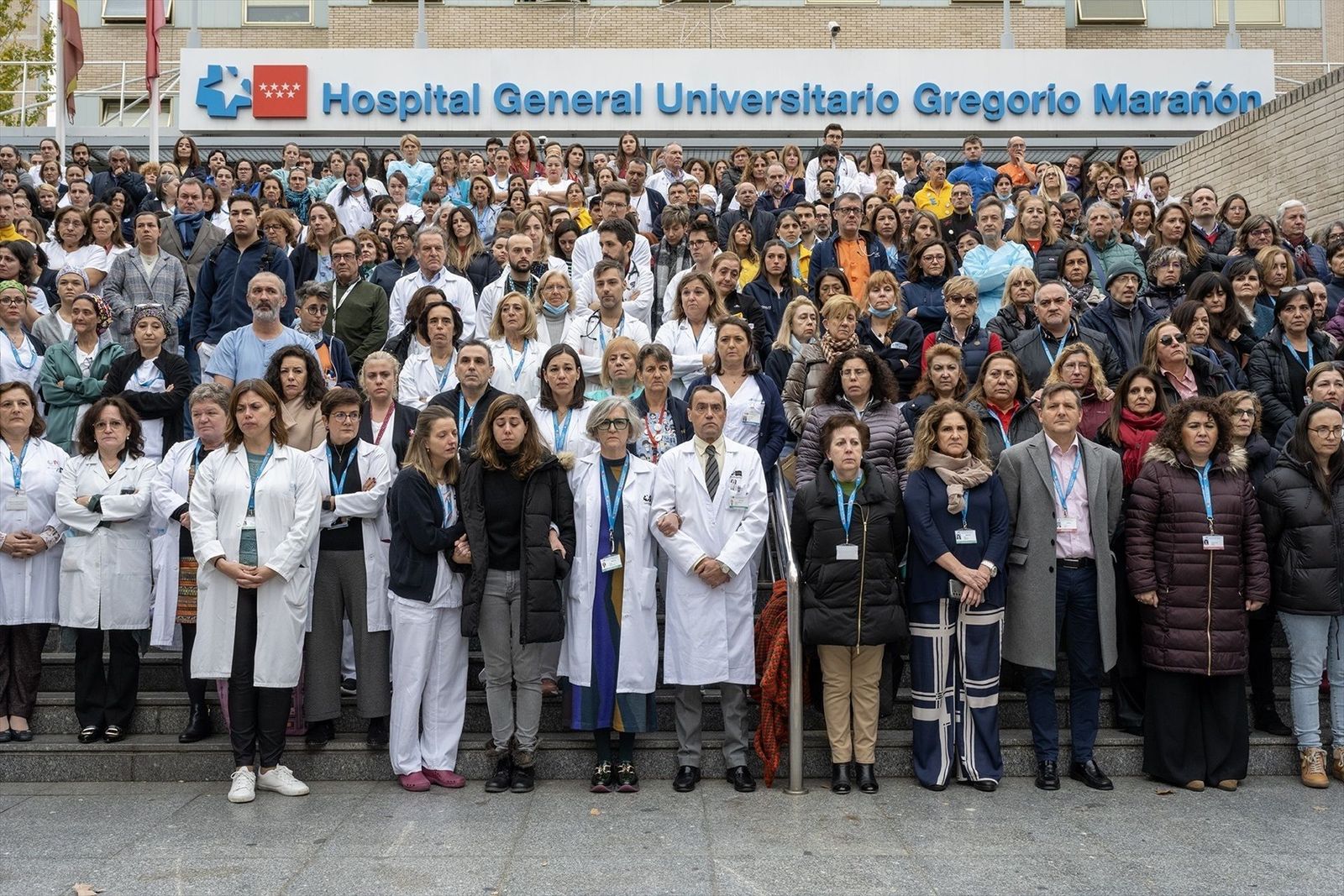 Compañeros de la mujer asesinada en Vallecas del Hospital Gregorio Marañón guardan un minuto de silencio en su honor