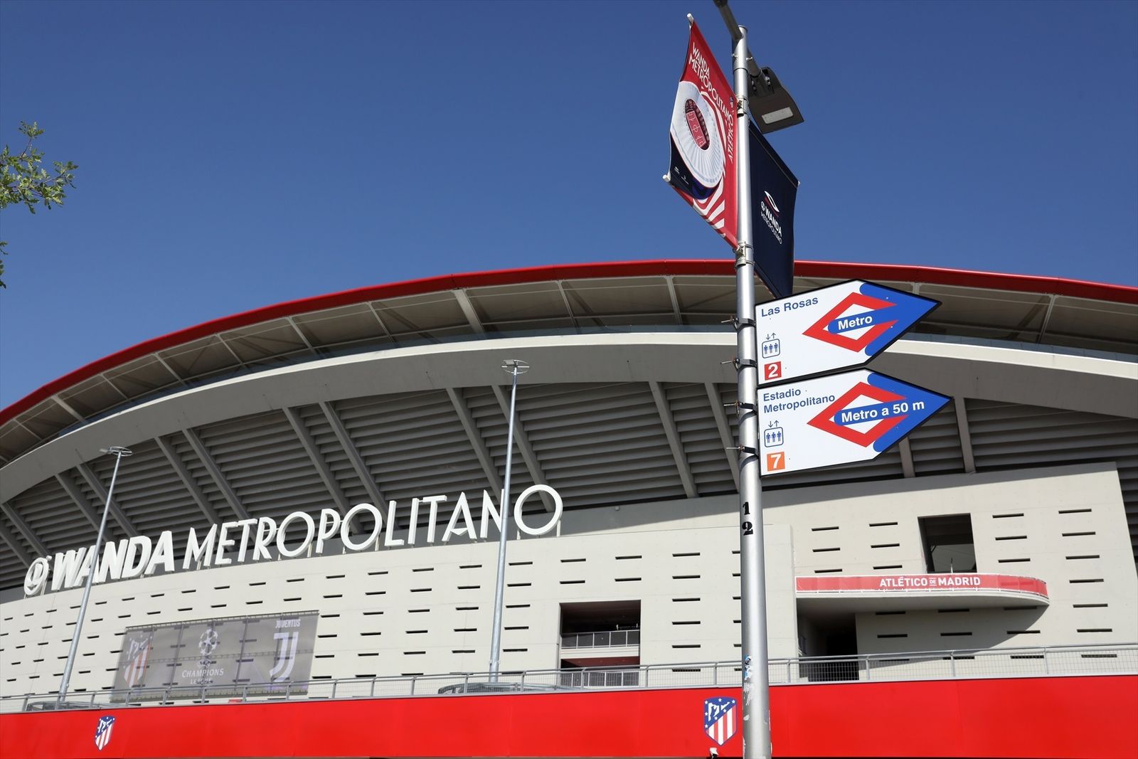 Indicadores de Metro junto al  estadio Riyadh Air Metropolitano