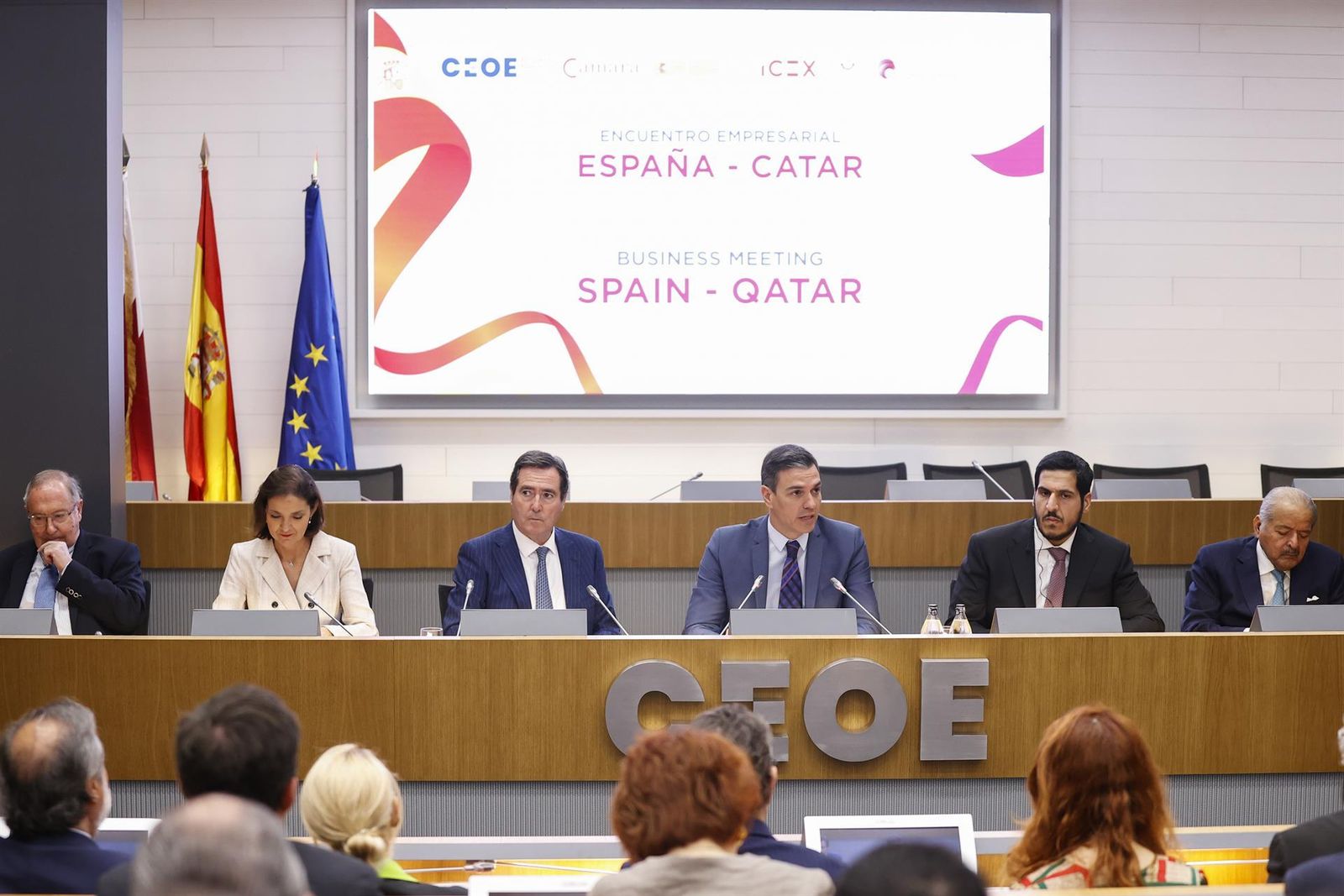 El presidente de la CEOE, Antonio Garamendi (3i), y el presidente del Gobierno, Pedro Sánchez (3d), entre otros, durante el acto inaugural del foro empresarial España-Qatar