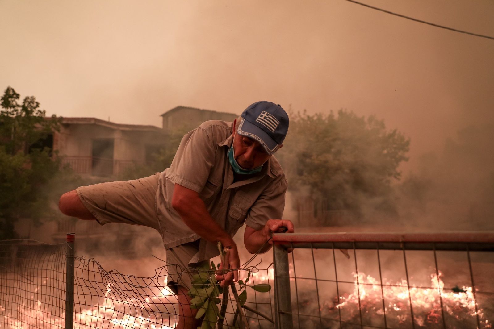 El fuego consume la isla de Eubea, próxima a la región de Atenas
