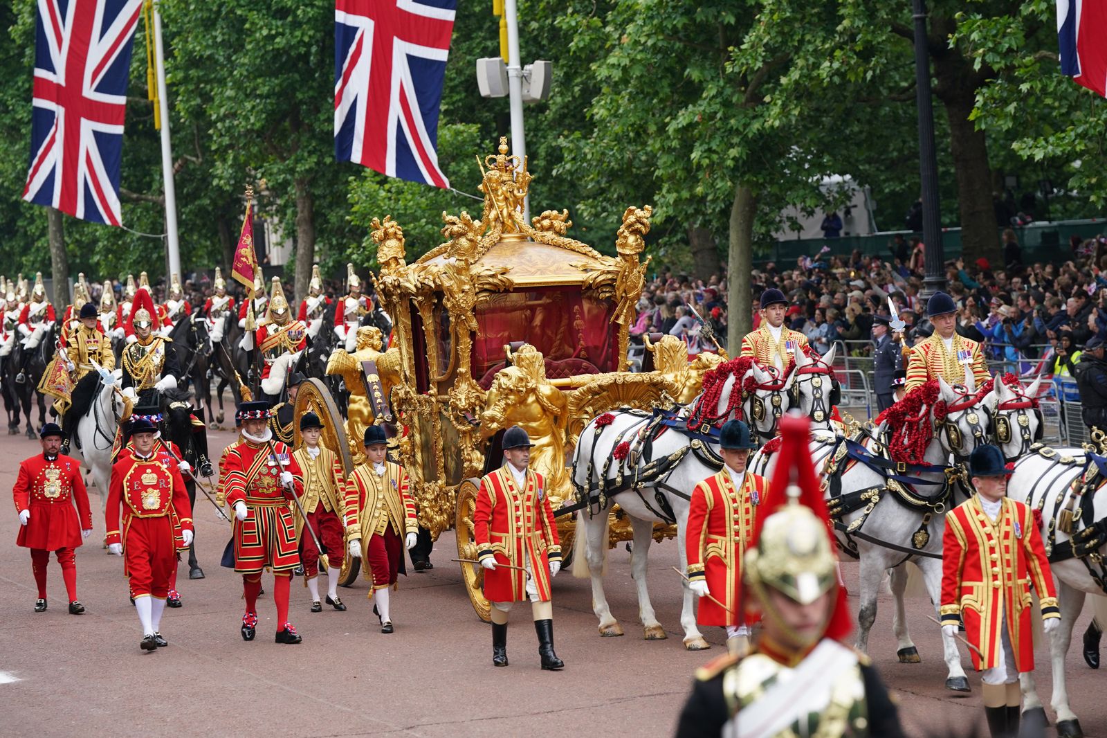 Fiesta en la calle y un gran desfile para honrar a Isabel II