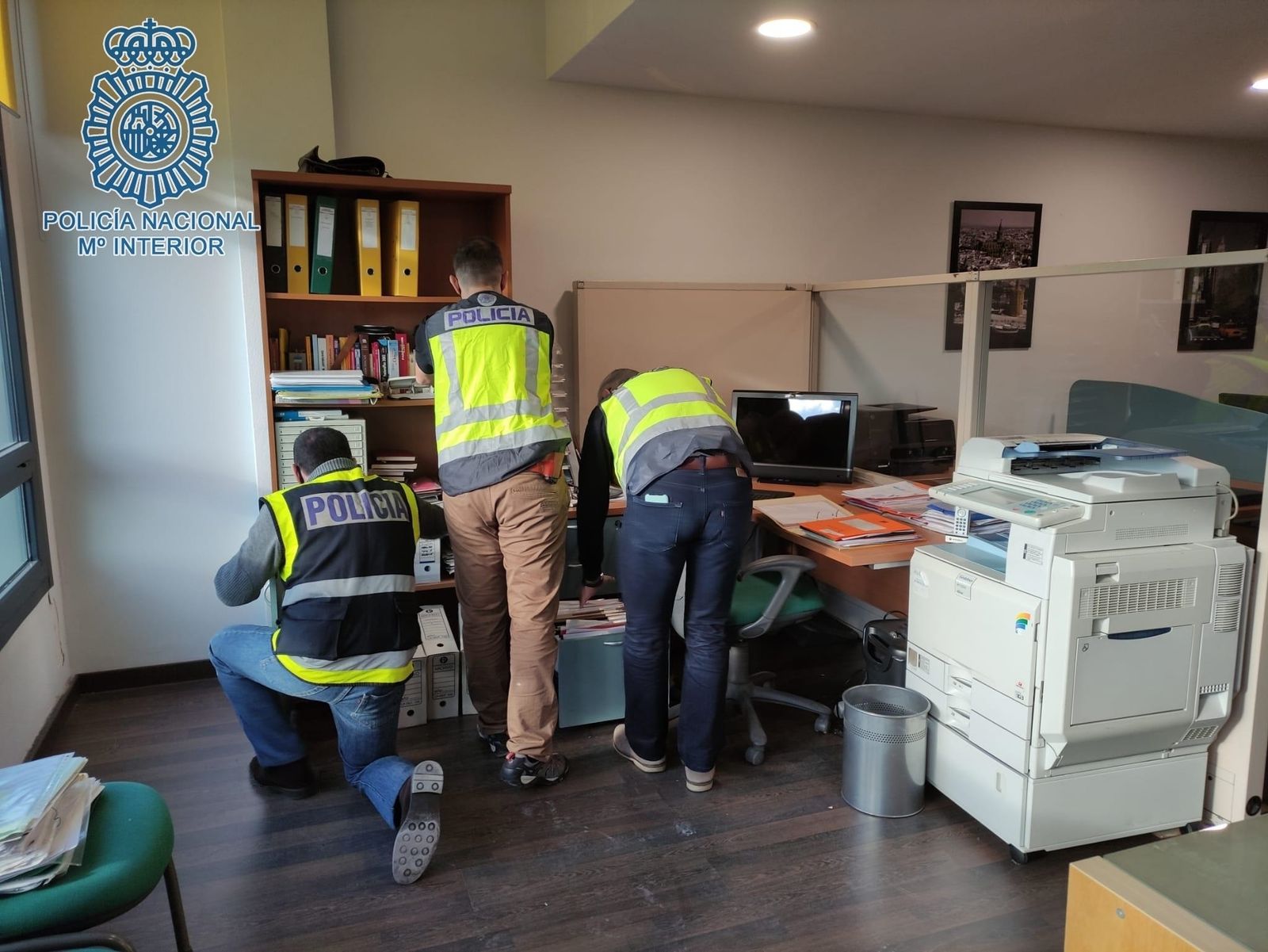 Registro de agentes de policía en una de las sedes de la red de delitos económicos