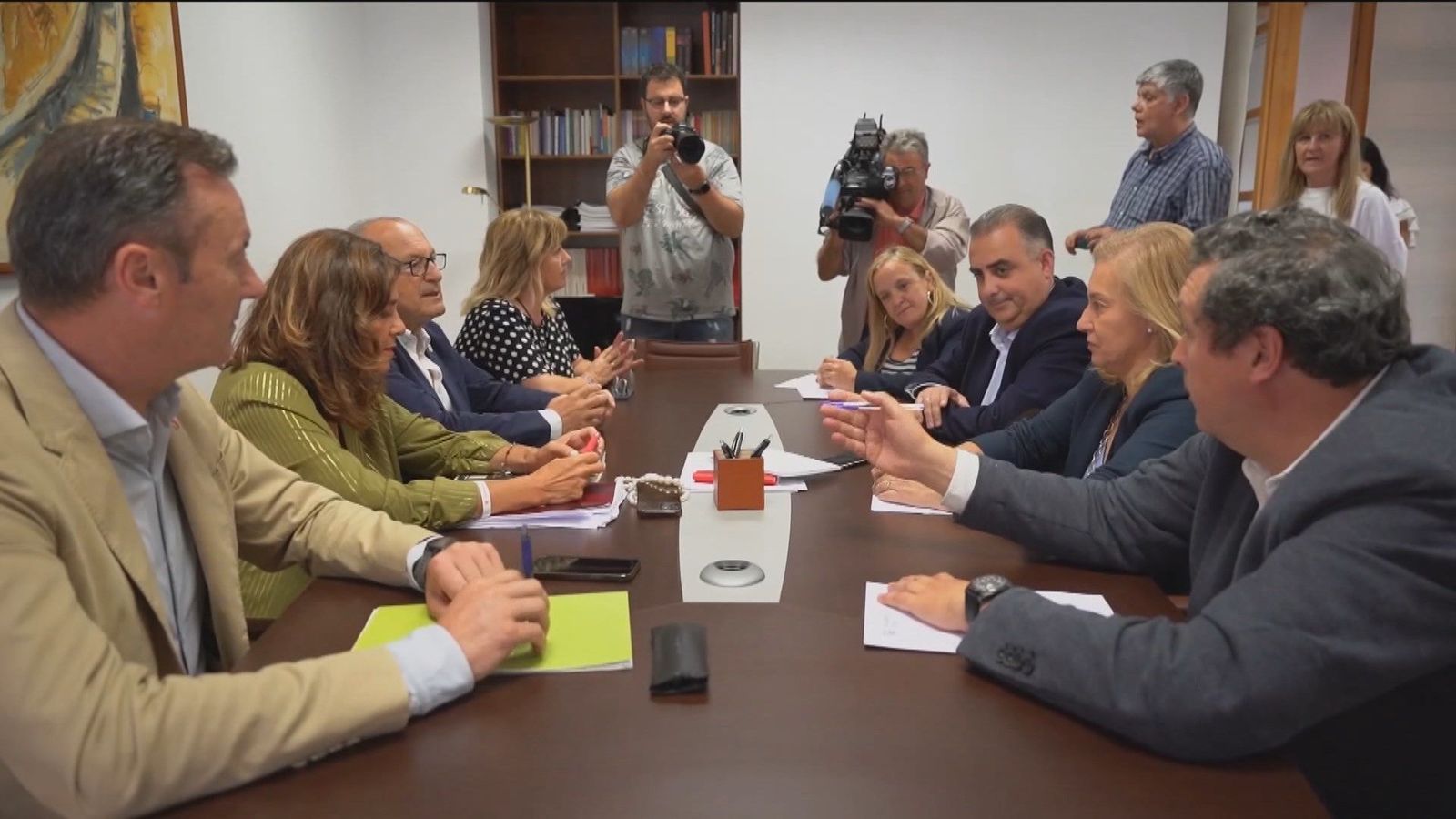 PP y PRC "avanzan" en el acuerdo de investidura en Cantabria que permitiría a Buruaga en solitario
