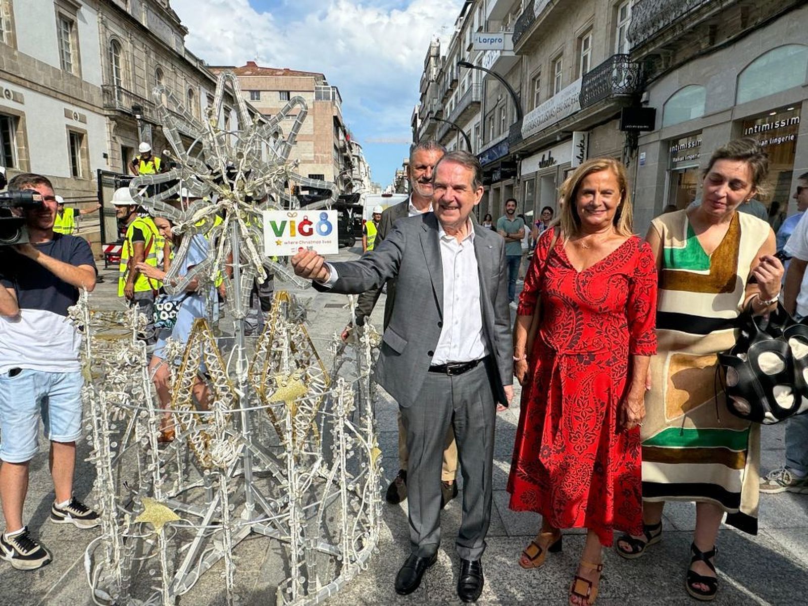 Montaje de la decoración navideña en Vigo, en pleno verano