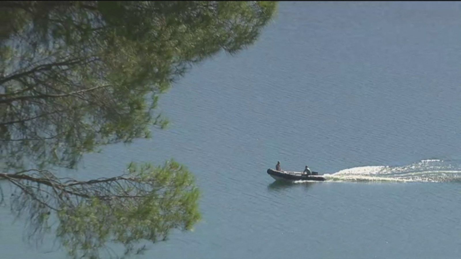 Buscan en la superficie del pantano a la niña que cayó de una lancha tras cuatro días sin hallarla