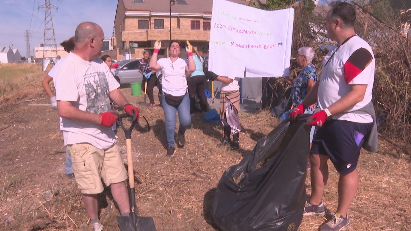 Vecinos de Parla recogen la basura de sus calles: "Nos tienen abandonados desde hace 21 años"