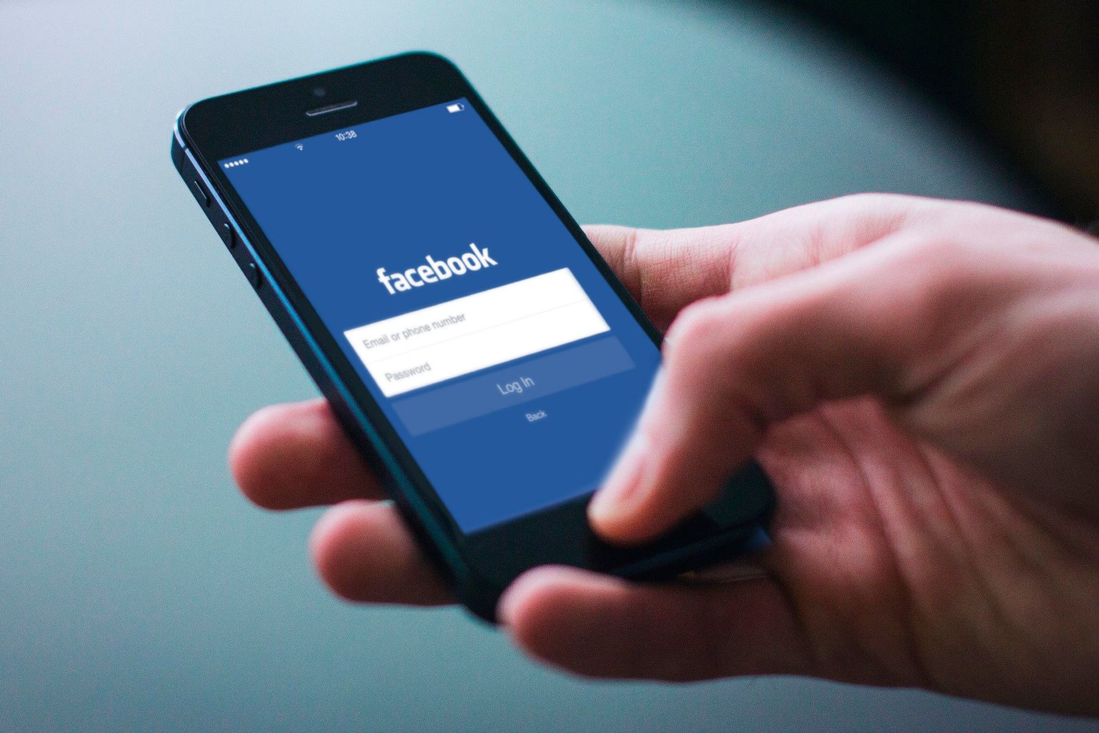Un usuario de Facebook en el móvil