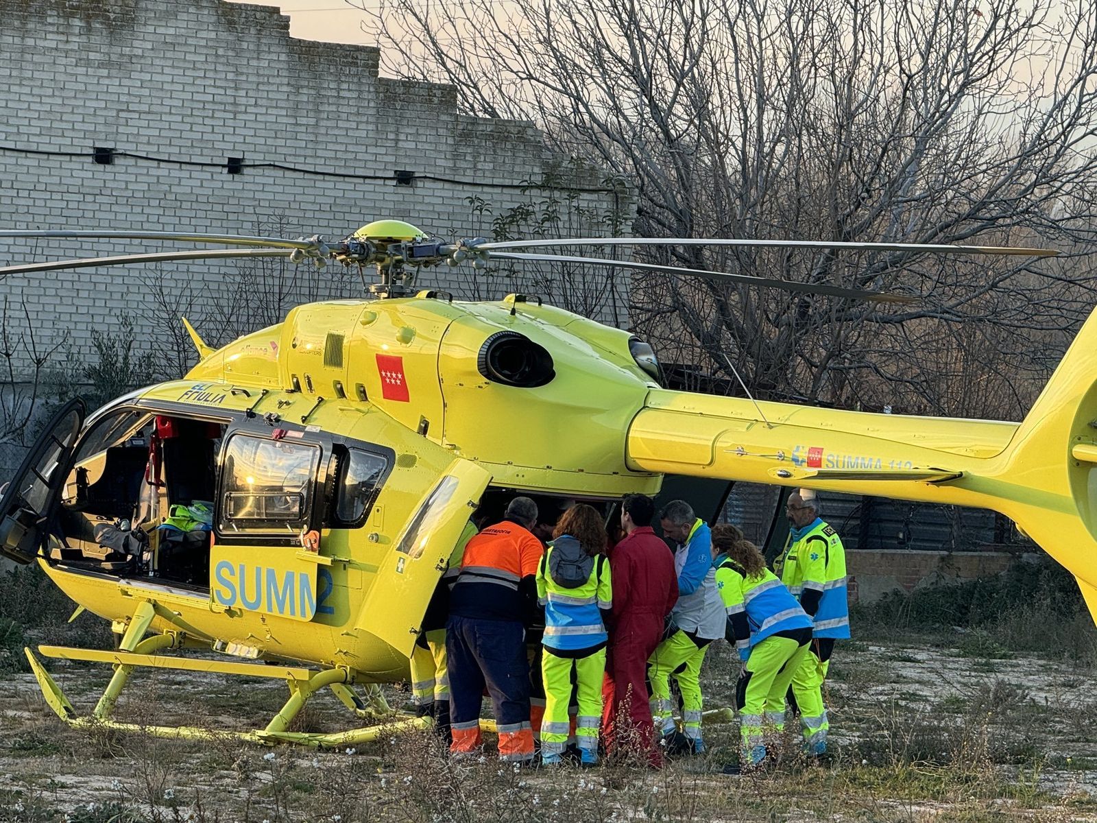 Herida grave una mujer tras quedar atrapada entre su vehículo y un árbol en Paracuellos