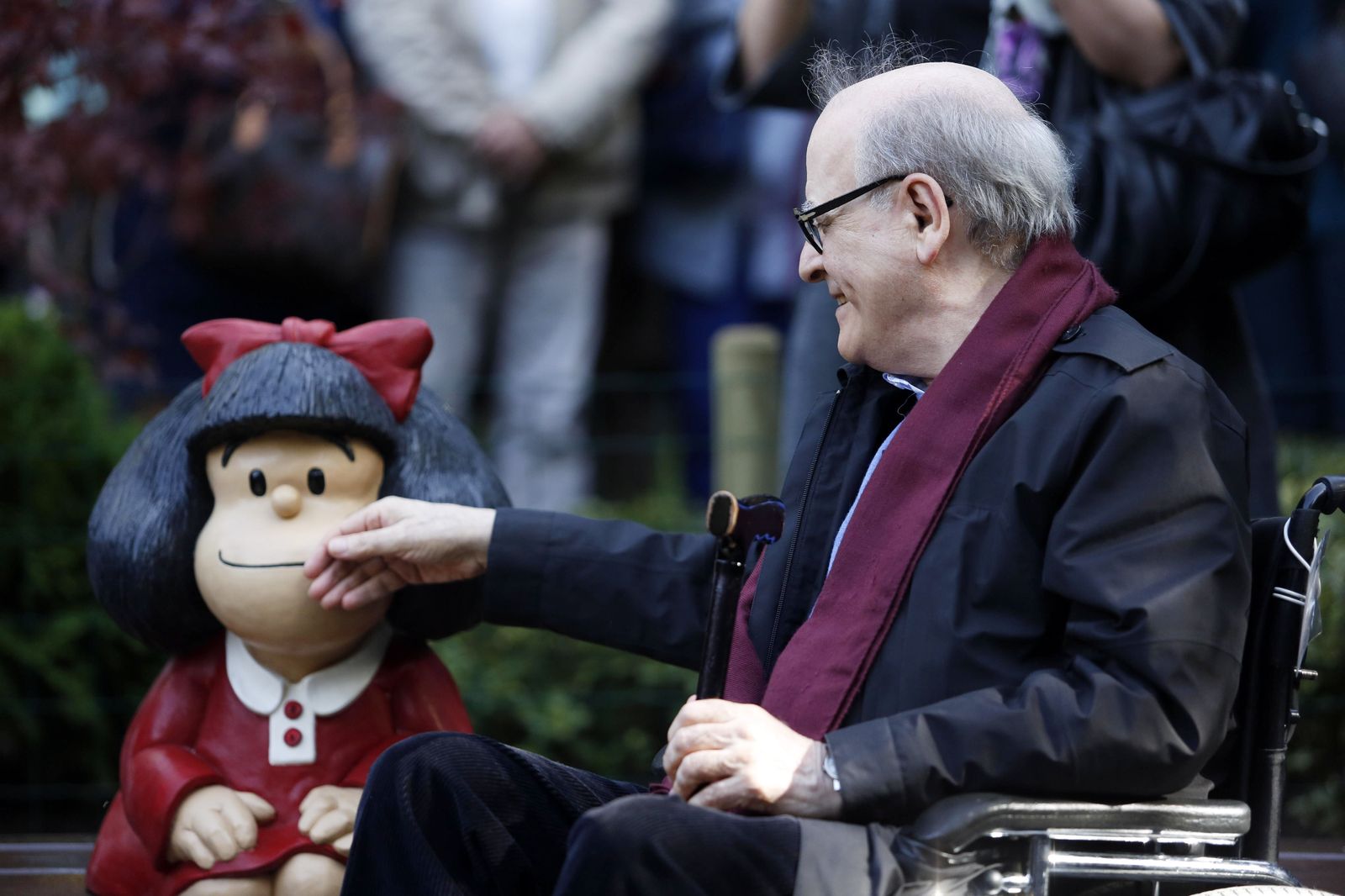 El dibujante Quino acaricia una imagen de su personaje Mafalda instalada en un parque de Oviedo