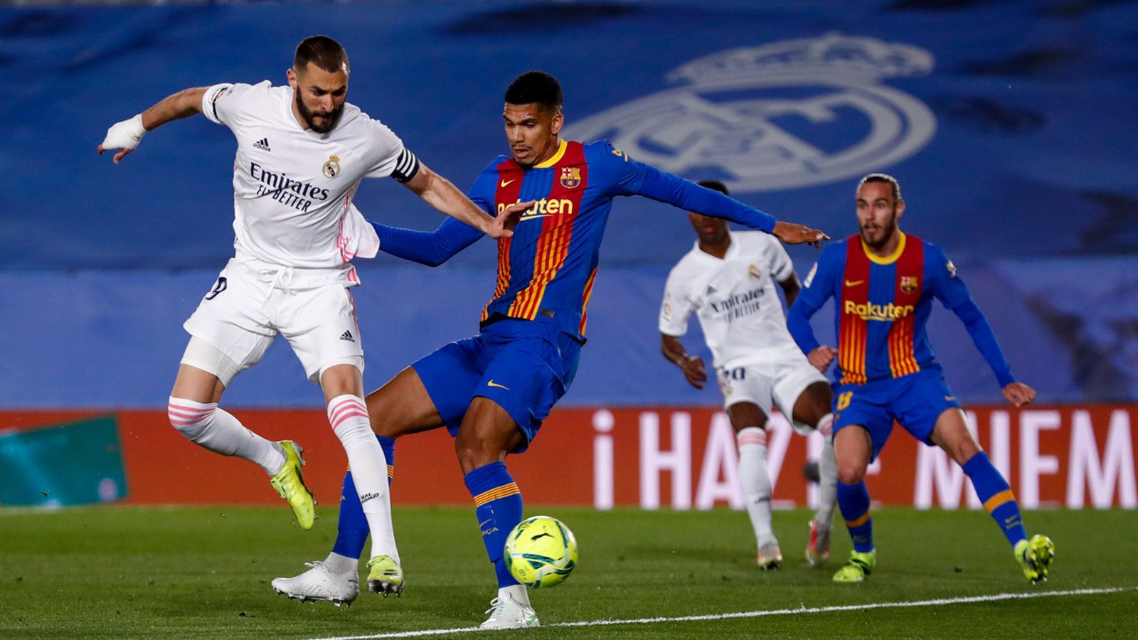 2-1. El Real Madrid gana el clásico y duerme líder
