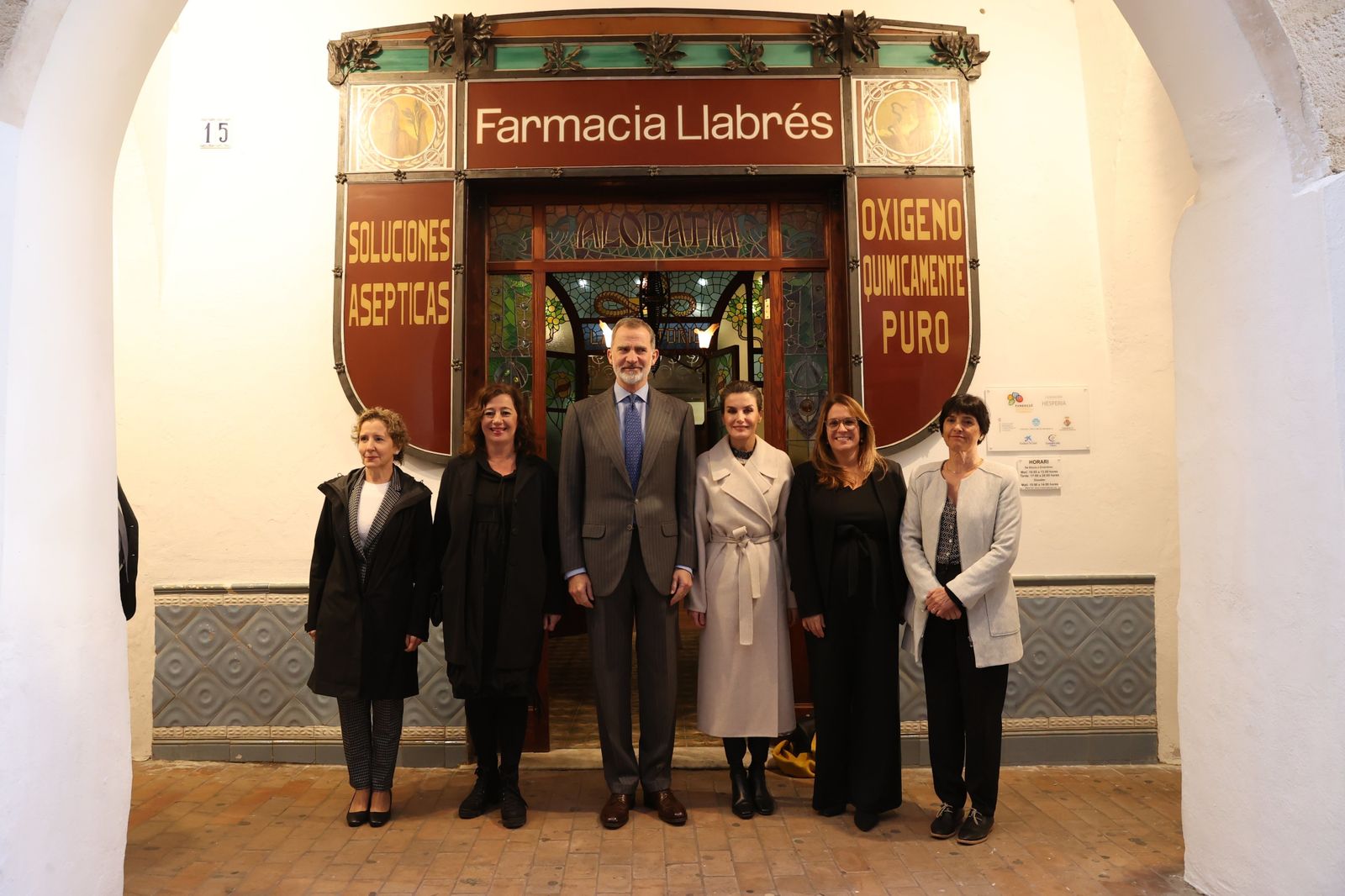 El Rey celebra la recuperación de la farmacia Llabrés por  "su vinculación a la historia" de Ciutadella